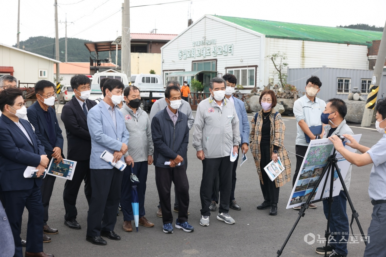 김동일 보령시장은 28일 고대도를 방문해 지역주민과 함께 사업 예정지를 둘러보며 사업 추진 방향과 관광 테마 등 관련 내용을 함께 논의하고 주민들의 의견을 들었다. ⓒ보령시