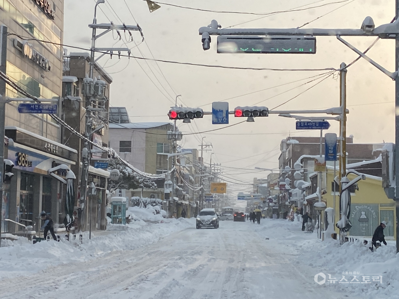 어제(22일)에 이어 오늘(23일)까지 서천군 전역에 내린 폭설로 도로가 마비되고 마을 안길은 고립되고 있다.