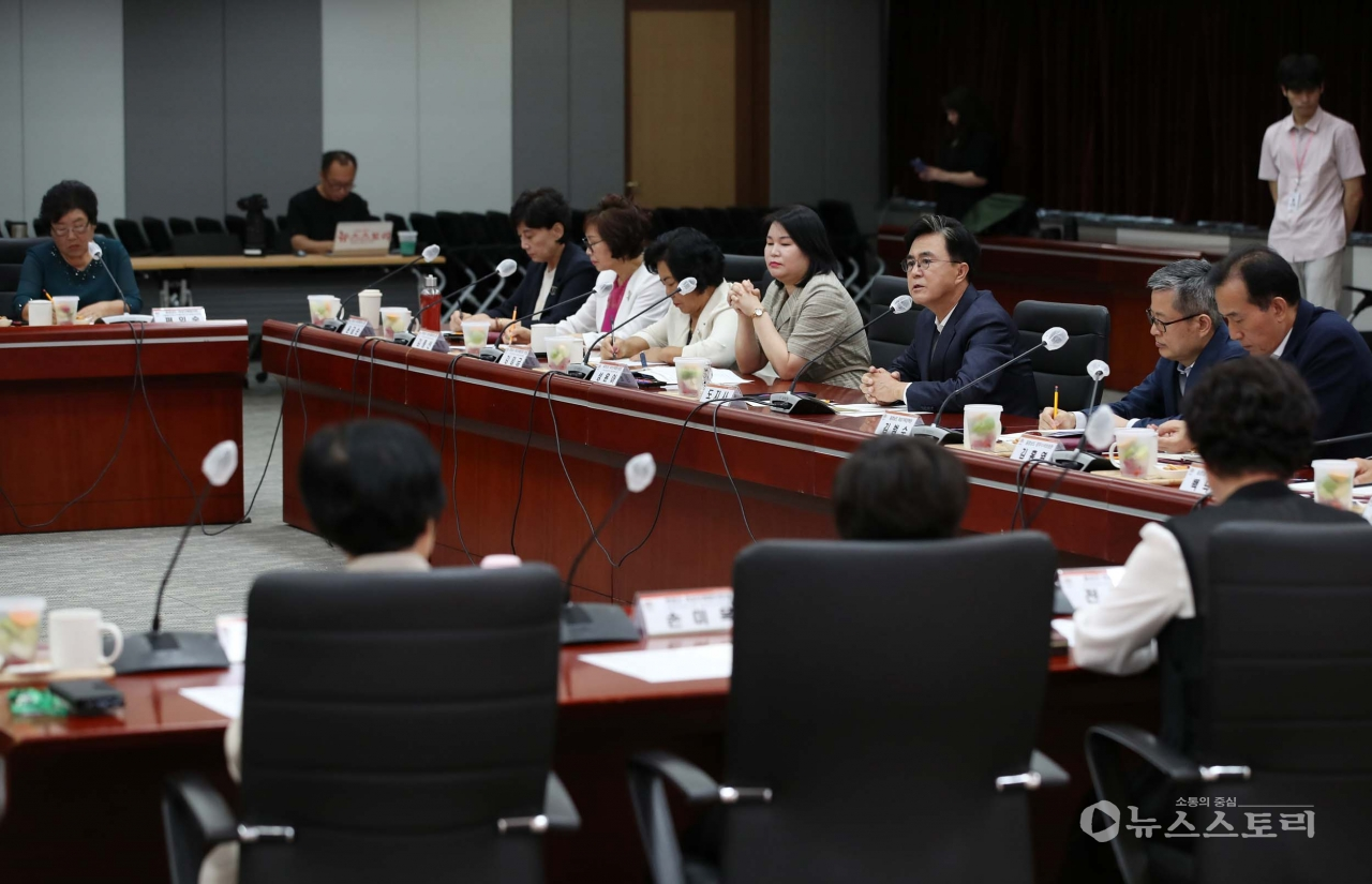 1일 오전 10시 충남도청 대회의실에서 열린 여성단체 간담회에는 김태흠 지사를 비롯해 성윤아 충남여성단체협의회장과 도.시군 여성단체협의회장단 등 30여 명이 참석한 가운데 호우피해에 대한 성금 기탁과 탄소중립 실천 퍼포먼스가 진행됐다. ⓒ충남도