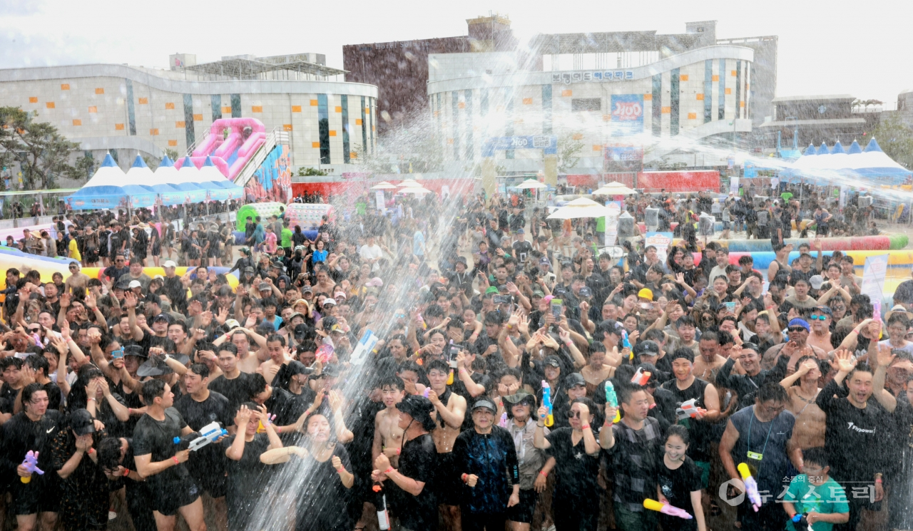 제27회 보령머드축제가 지난 19일 보령시 한내로터리 전야제에 이어 20일 대천해수욕장 엑스포 광장에서 본격 개막했다. ⓒ보령시