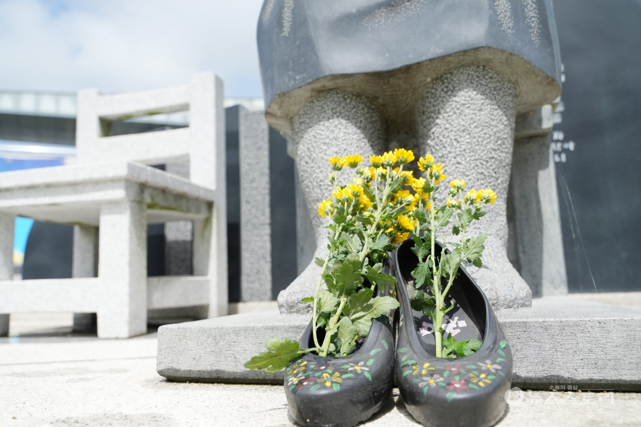 보령 평화의 소녀상에 배달된 ‘기억의 꽃’