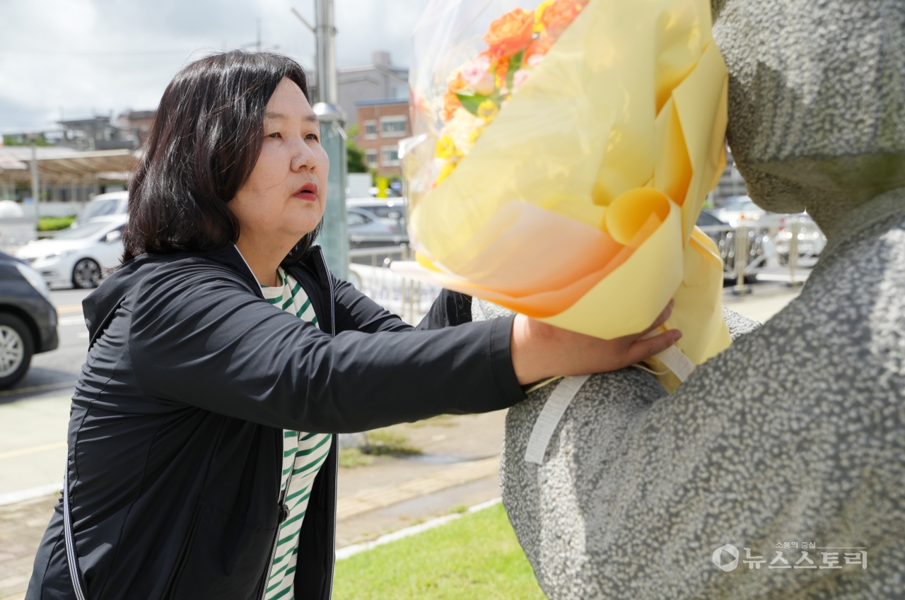 충남다문화가정협회(회장 최미자)와 정의당 보령서천지역위원회(위원장 이선숙)이 24일 오전 11시 보령 평화의 소녀상에서 ‘기억의 꽃 배달’을 가졌다.