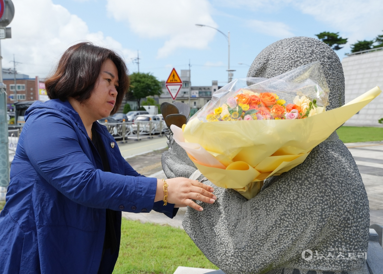 충남다문화가정협회(회장 최미자)와 정의당 보령서천지역위원회(위원장 이선숙)이 24일 오전 11시 보령 평화의 소녀상에서 ‘기억의 꽃 배달’을 가졌다.