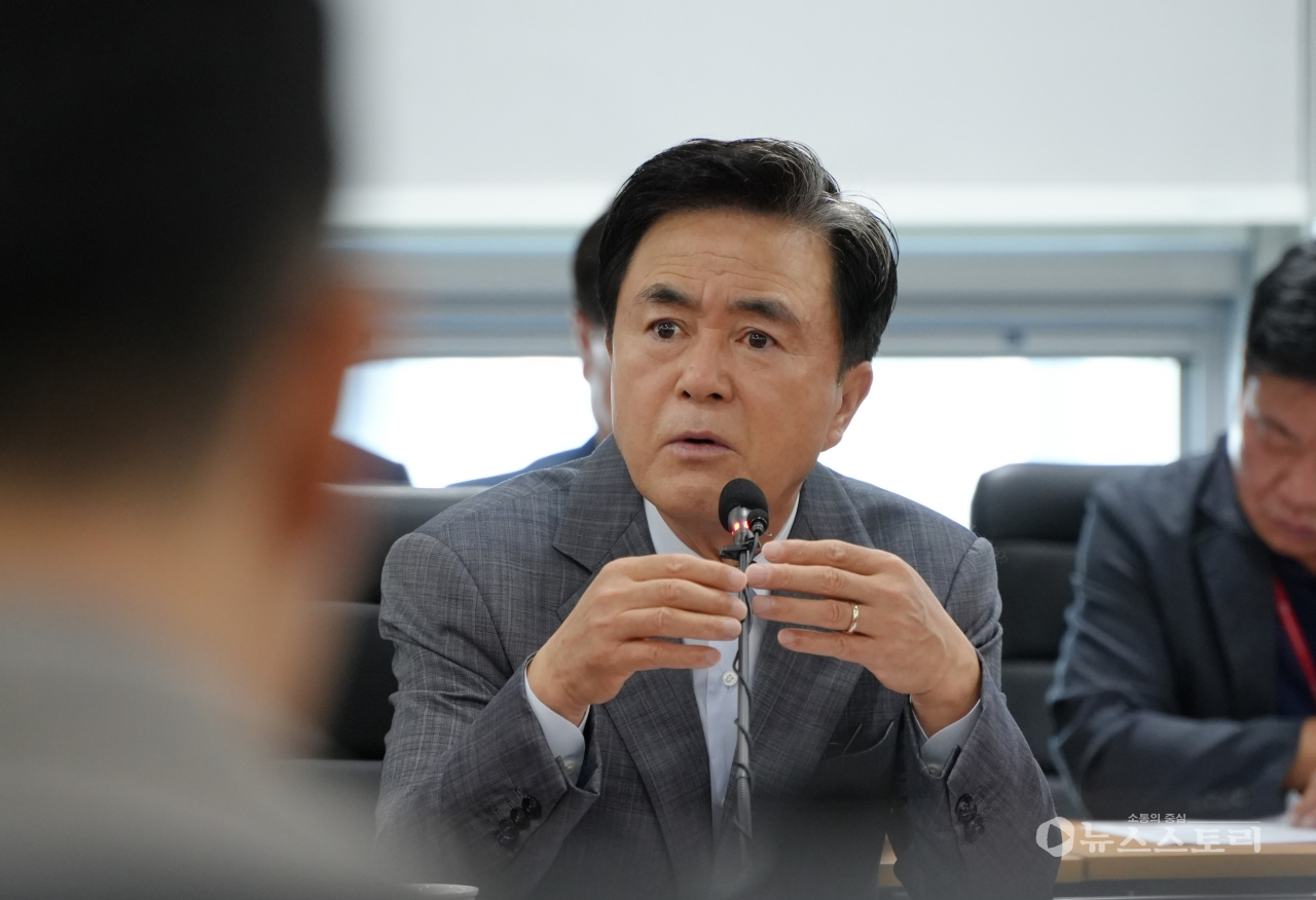 김태흠 충남지사가 산림자원연구소 청양 이전과 관련 ‘관광.산림산업 활성화 연계’를 강조하며 이전 절차 추진을 당부했다.