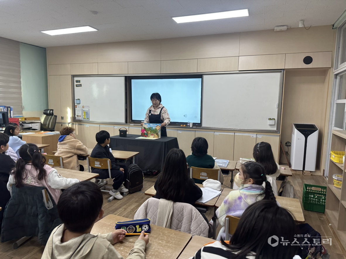 학교로 찾아가는 다독다독 프로그램 ‘그림책 작가와의 만남’ 장면. ⓒ서천교육지원청