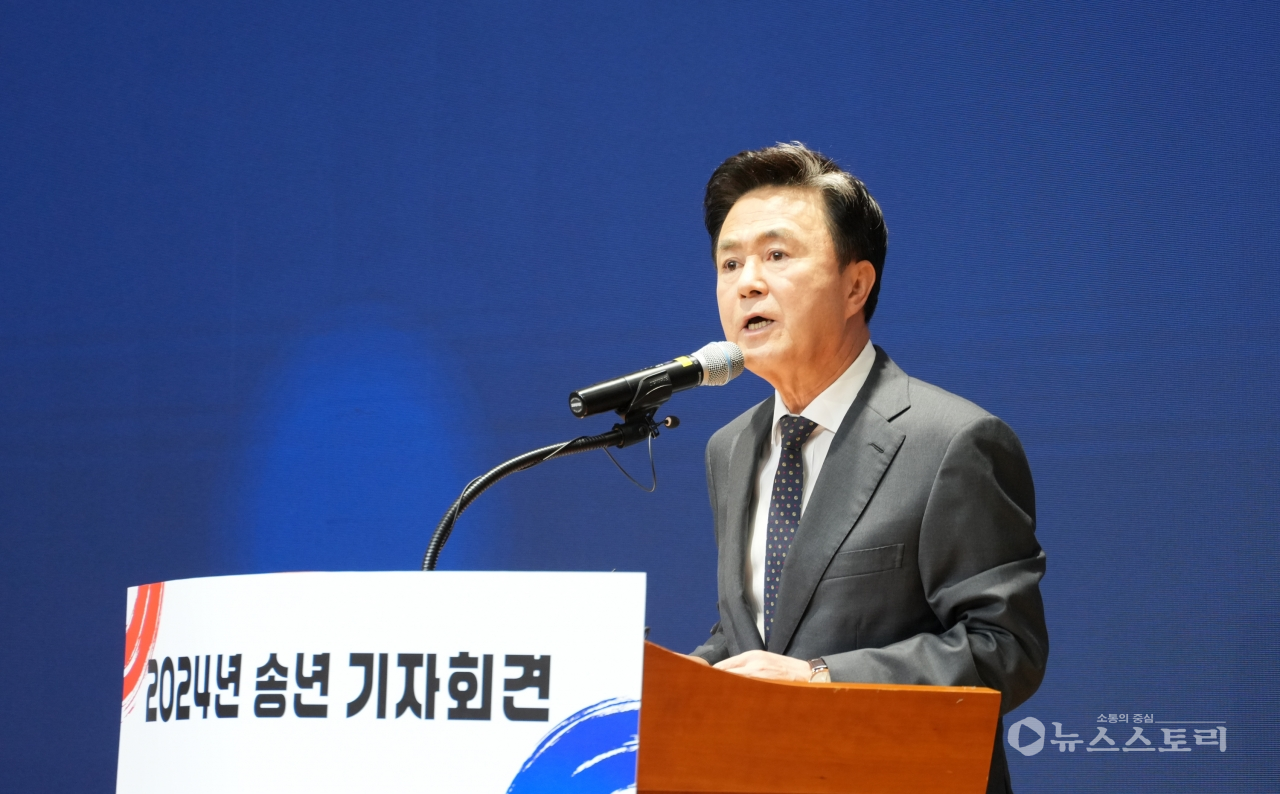 김태흠 충남지사가 23일 오전 충남도청 대회의실에서 2024년 송년 기자회견을 갖고 지난 성과와 함께 2025년 중점추진 과제를 밝히고 있다.