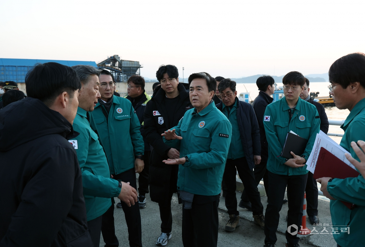 충남도가 서해호 전복 사고와 관련 실종된 1명을 수색하기 위해 전복된 서해호 인양 작업을 시작한다. 사진은 지난 1일 김태흠 지사 사고현장 방문 장면. ⓒ충남도