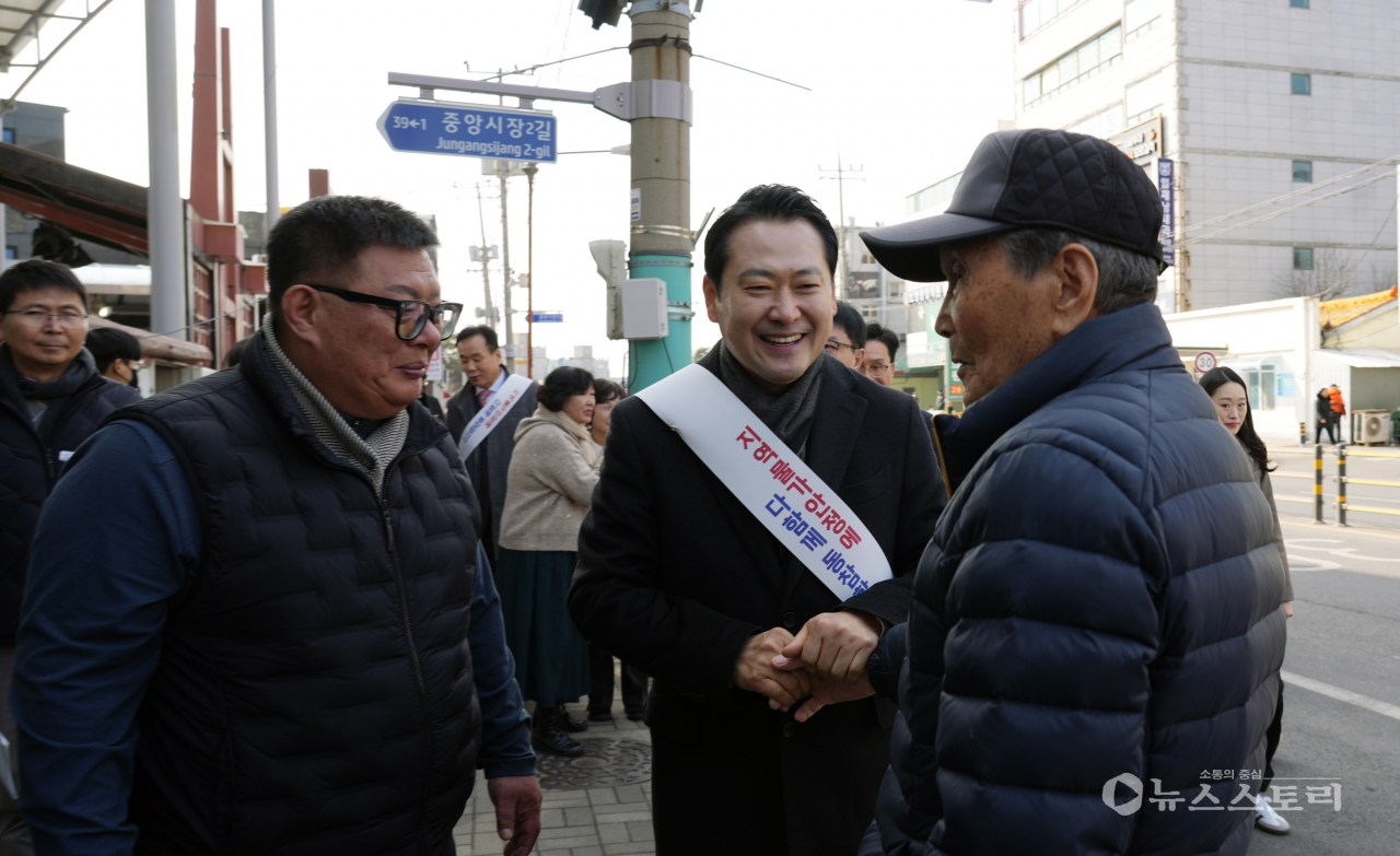 장동혁 의원(국민의힘, 충남 보령.서천)이 24일 설 명절을 앞두고 보령 중앙시장을 찾아 시민들을 만나고 있다.