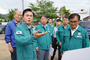 충남도가 15일 논산시.서천군 특별재난지역 우선 선포에 이어 금산군과 부여군 추가 지정을 위해 행정력을 집중한다. 사진은 지난 10일 김태흠 충남지사 서천군 비인면 집중호우 피해 지역 현장 방문 장면.